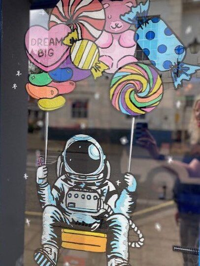 hand‑painted shop window artist, muralist, and creative consultant